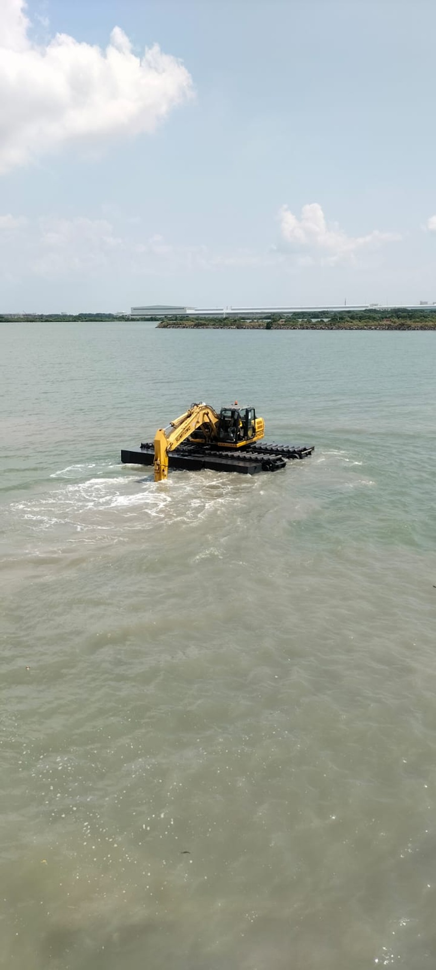 Excavator amphibious beroperasi di area perairan