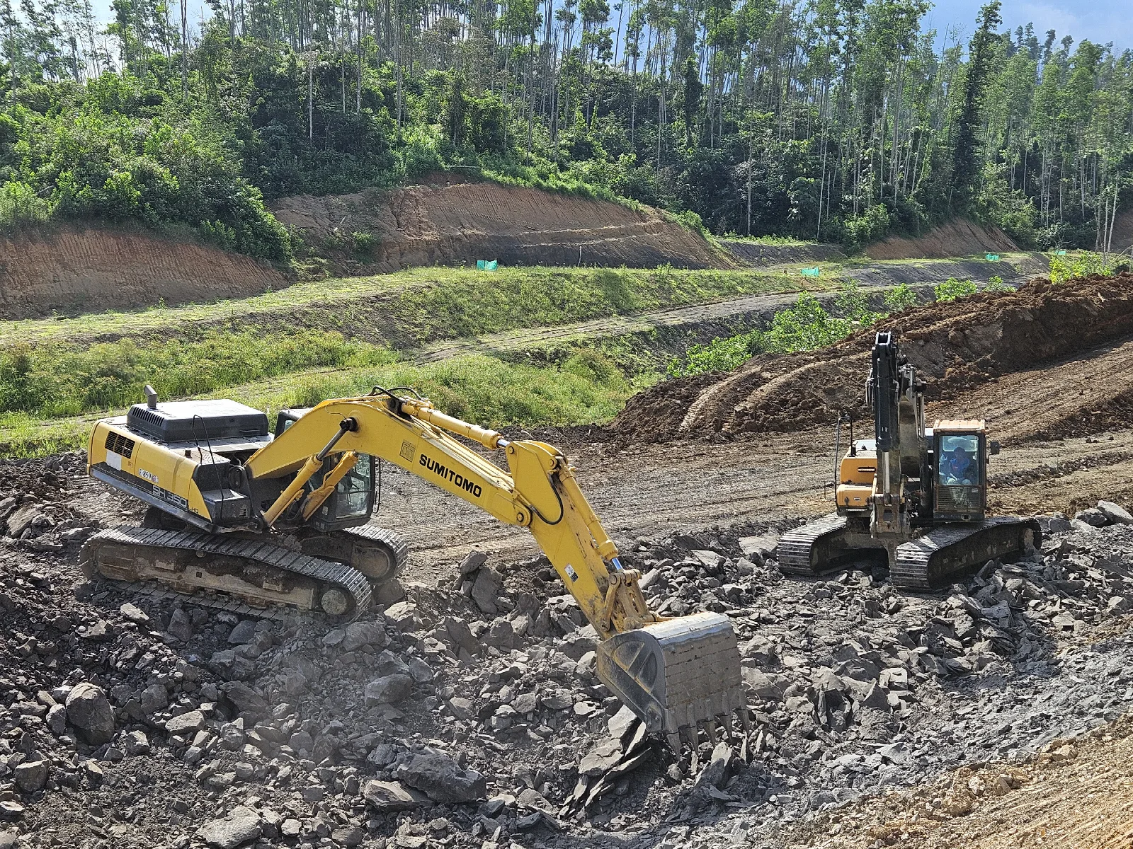 Fasilitas operasional dan armada alat berat PT Arthalaut Bumijasa
