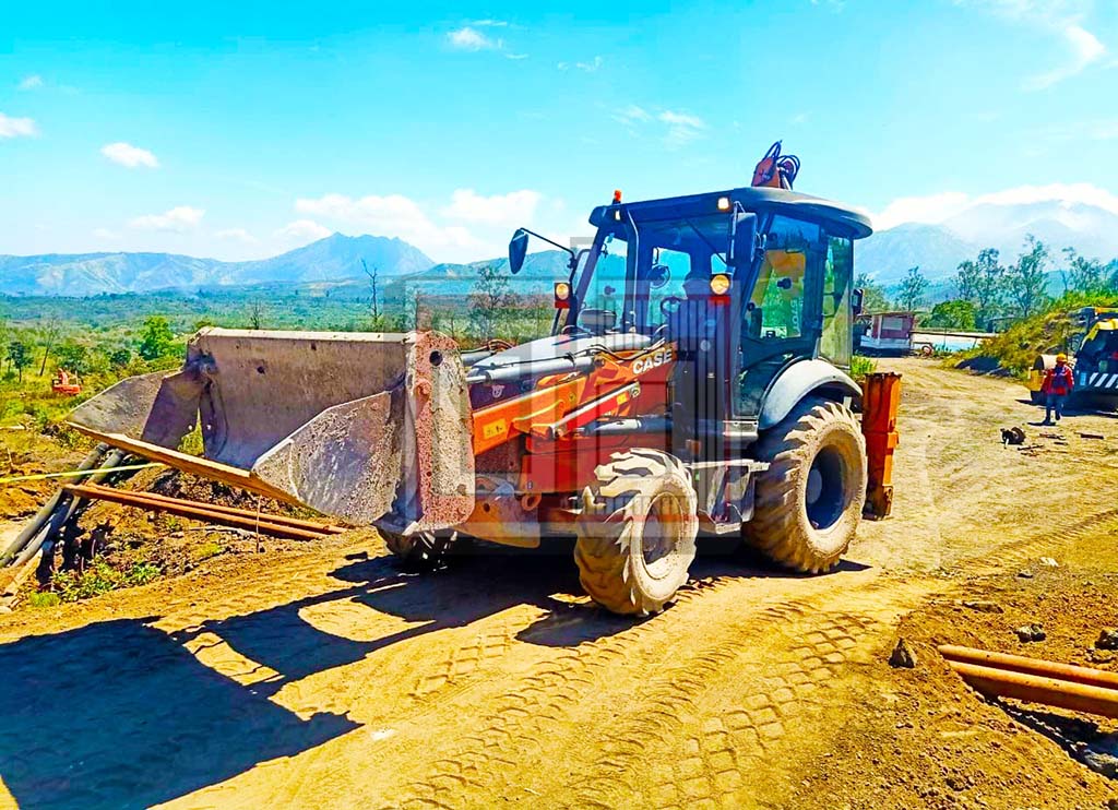 反铲装载机（Backhoe Loader）