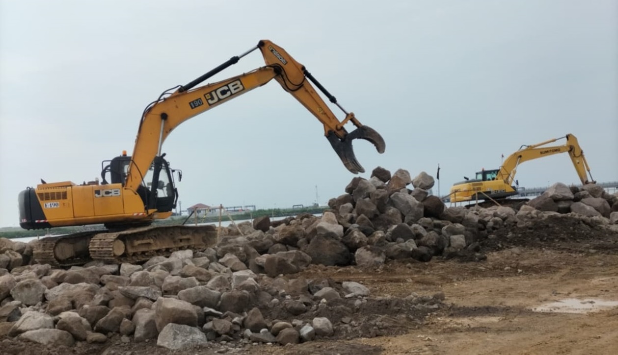 Alat berat yang mendukung pekerjaan lapangan di area proyek