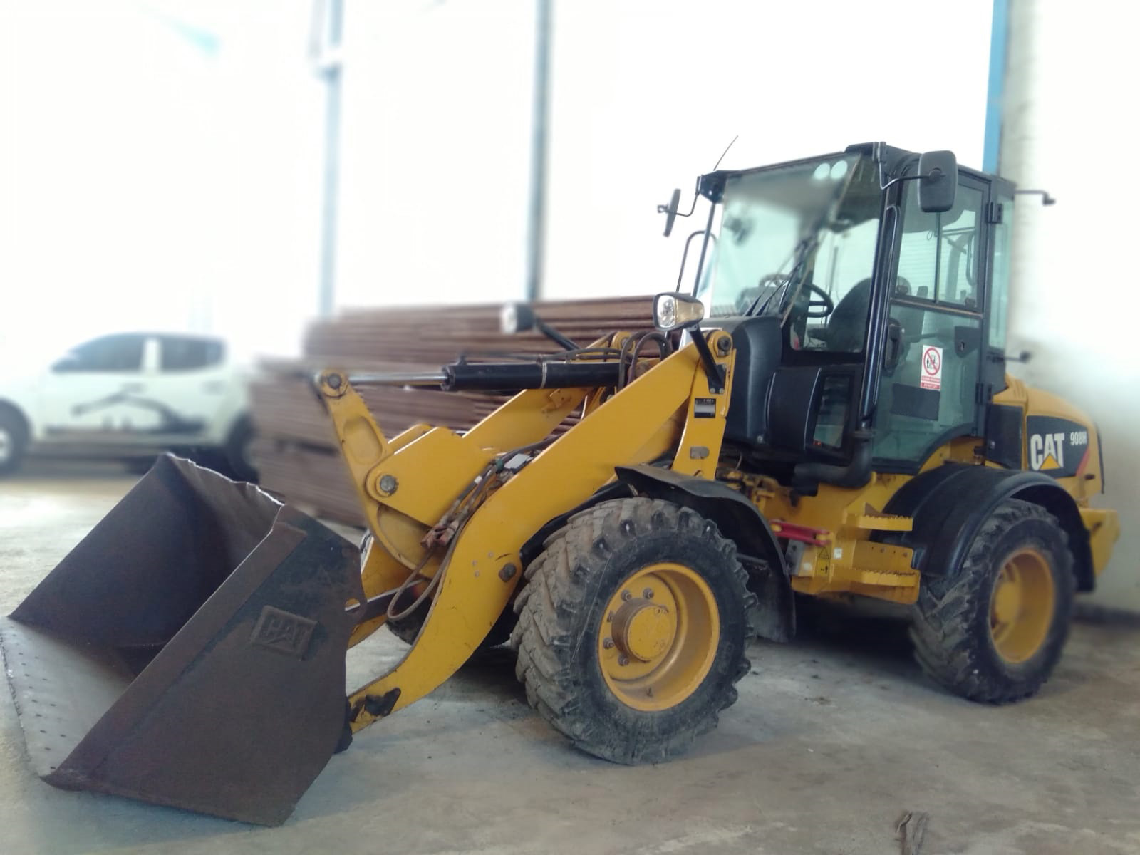 Wheel loader untuk pemuatan dan pemindahan material lepas